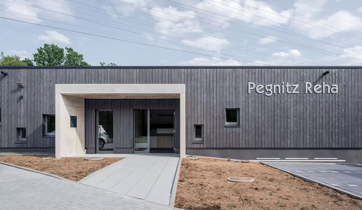 Modernes Rehabilitationszentrum Pegnitz mit Holzfassade und Eingangsbereich