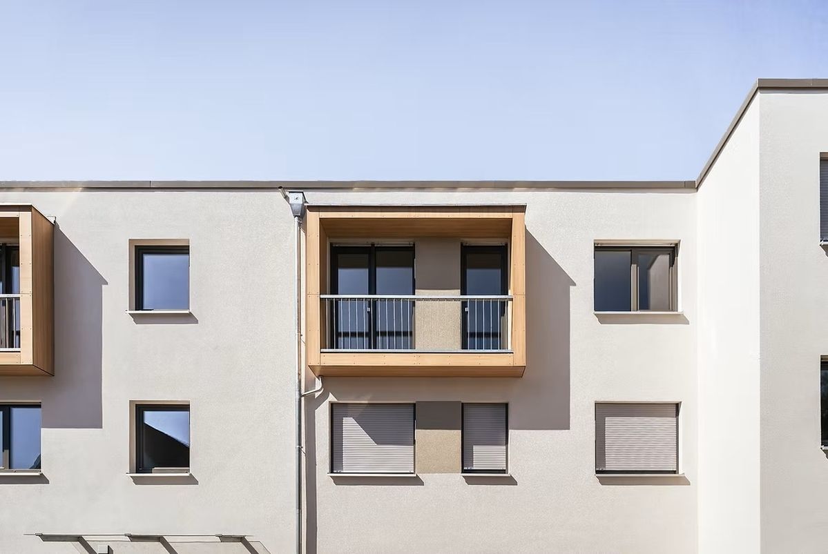 Ansicht eines modernen Wohngebäudes mit Balkon und Fenstern
