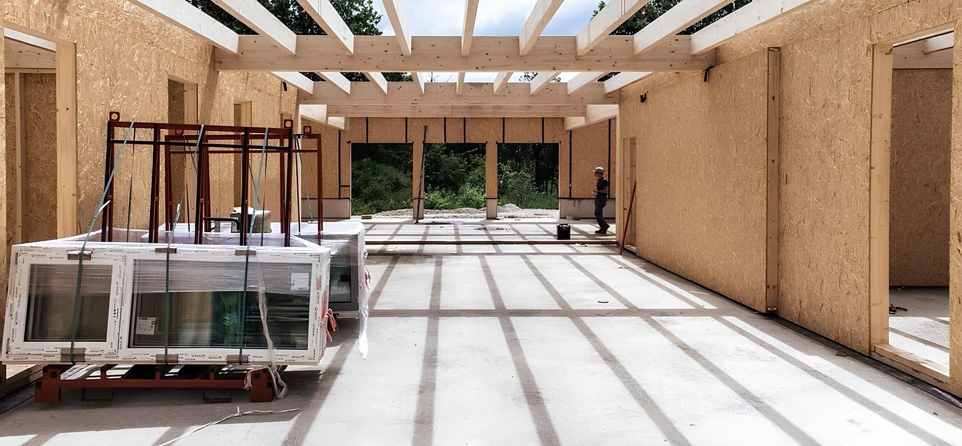 Innenansicht eines im Bau befindlichen Hauses mit Fenstern und Holzrahmen