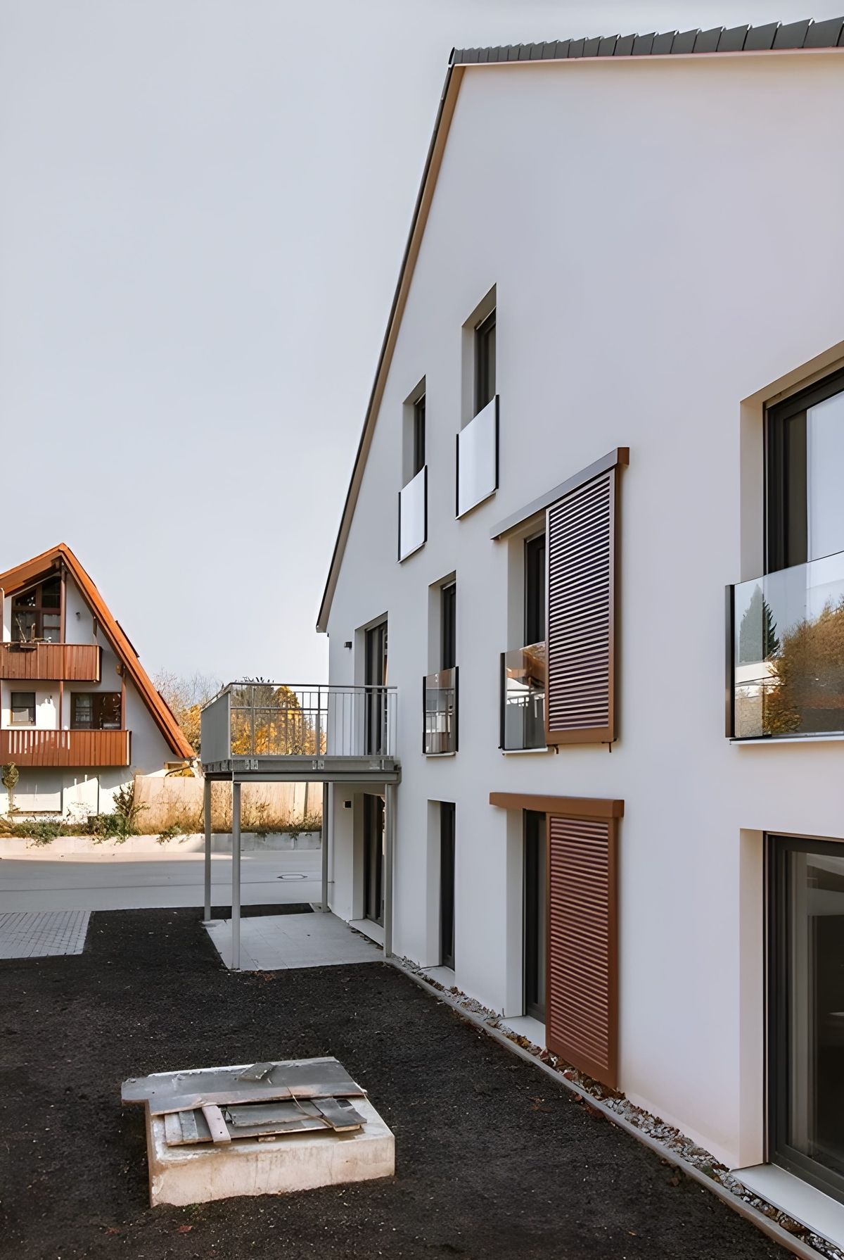 Ansicht eines modernen Hauses mit Balkon und Fensterläden